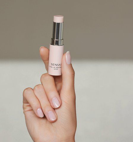 Захисний бальзам для губ Sensai Total Lip Treatment Stick