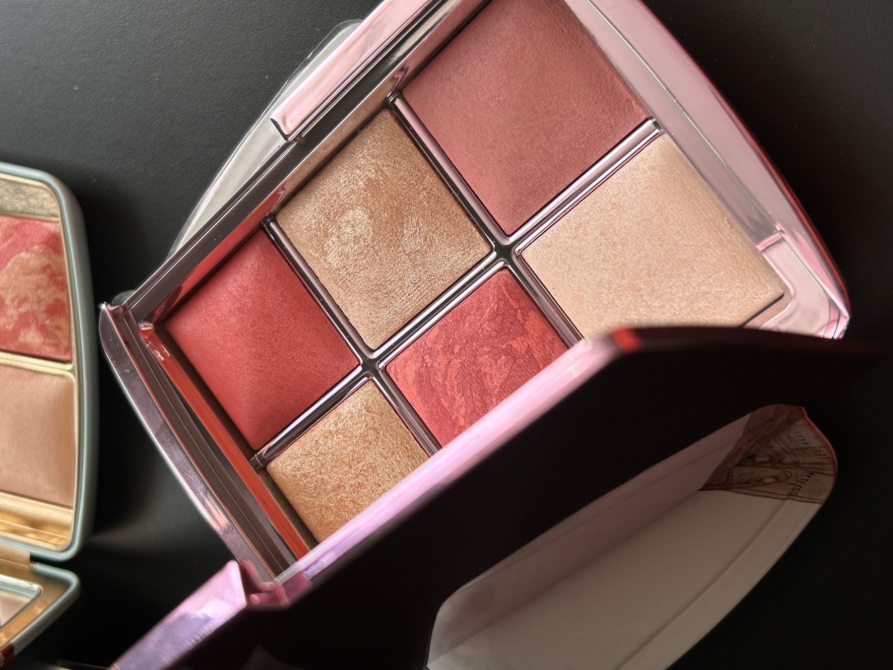 Лимитированная палетка Ambient lighting edit - blush & glow Hourglass