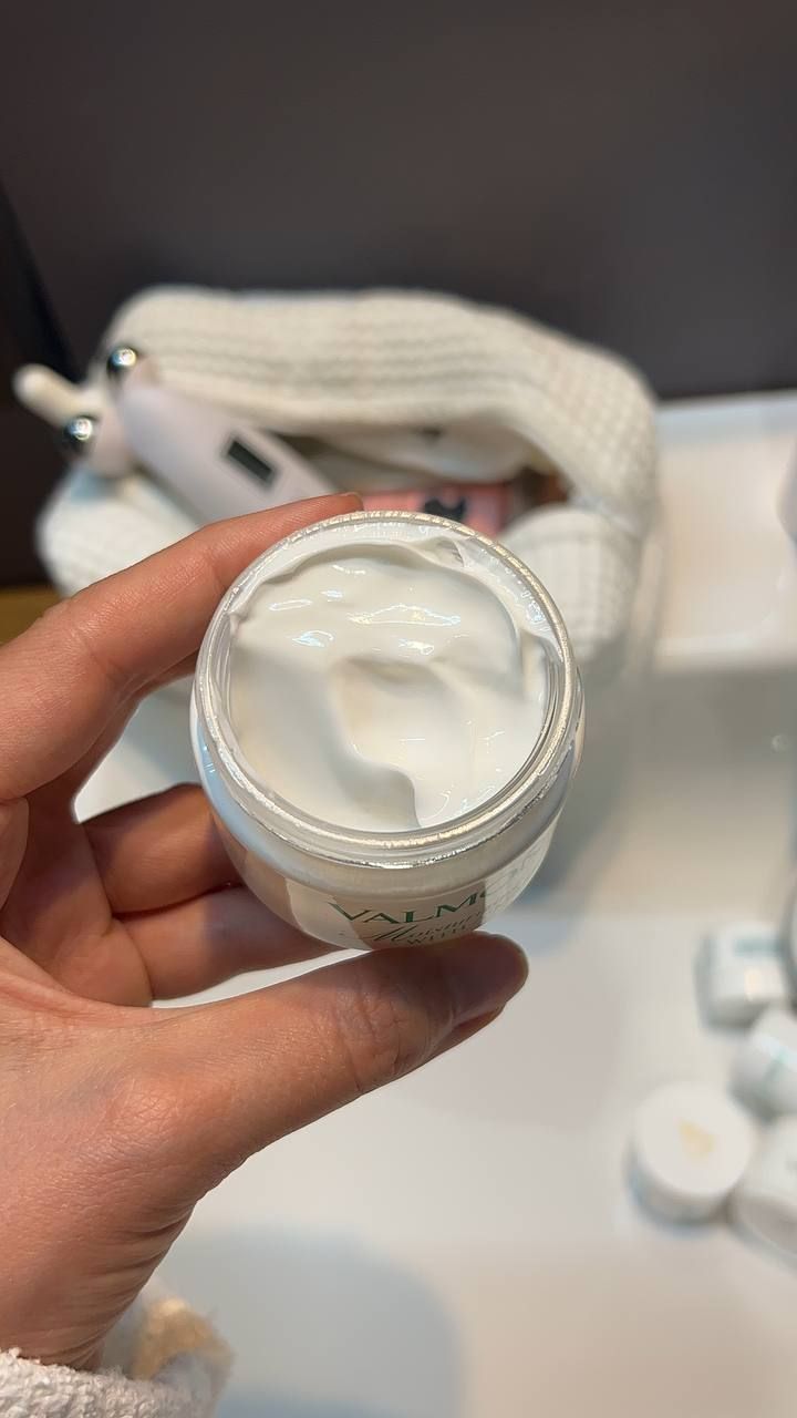 Увлажняющая маска для кожи лица Valmont Moisturizing With A Mask