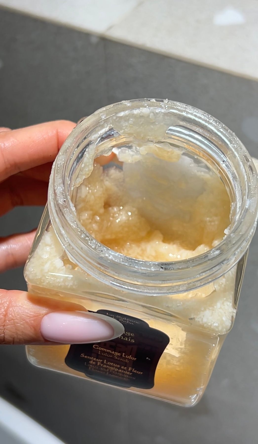 Скраб для тіла "Лотос та Франжіпані" La Sultane De Saba Lotus and Frangipani Body Scrub, 300г