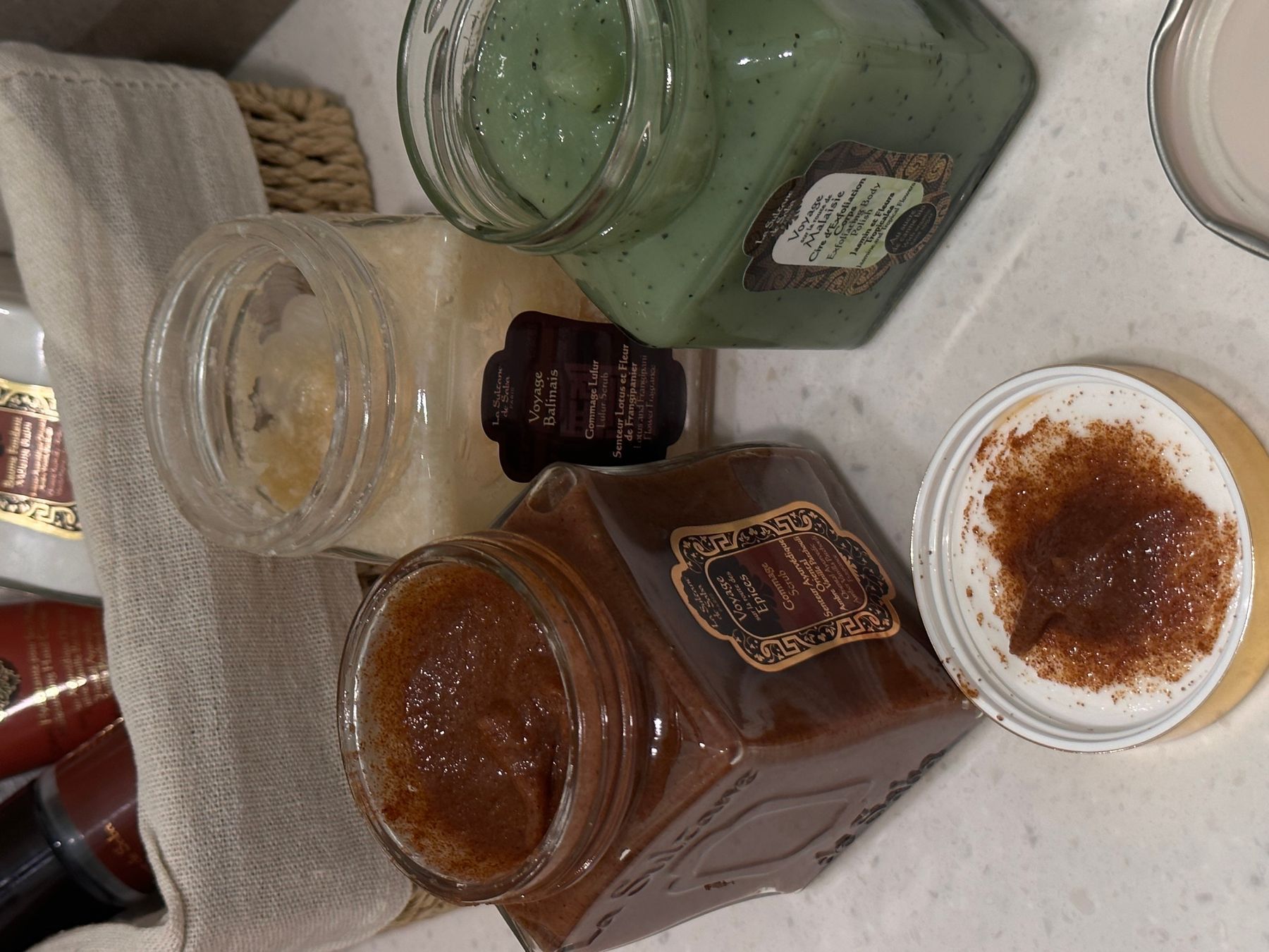 Скраб для тіла "Лотос та Франжіпані" La Sultane De Saba Lotus and Frangipani Body Scrub, 300г