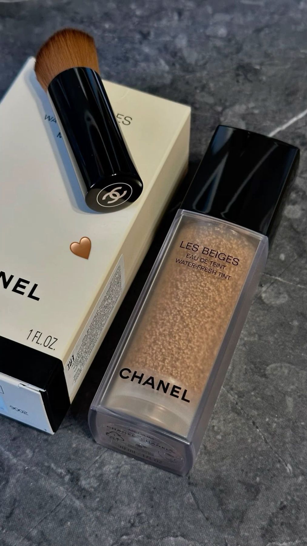 Тональный флюид-тинт для лица Chanel Les Beiges Eau De Teint, Light
