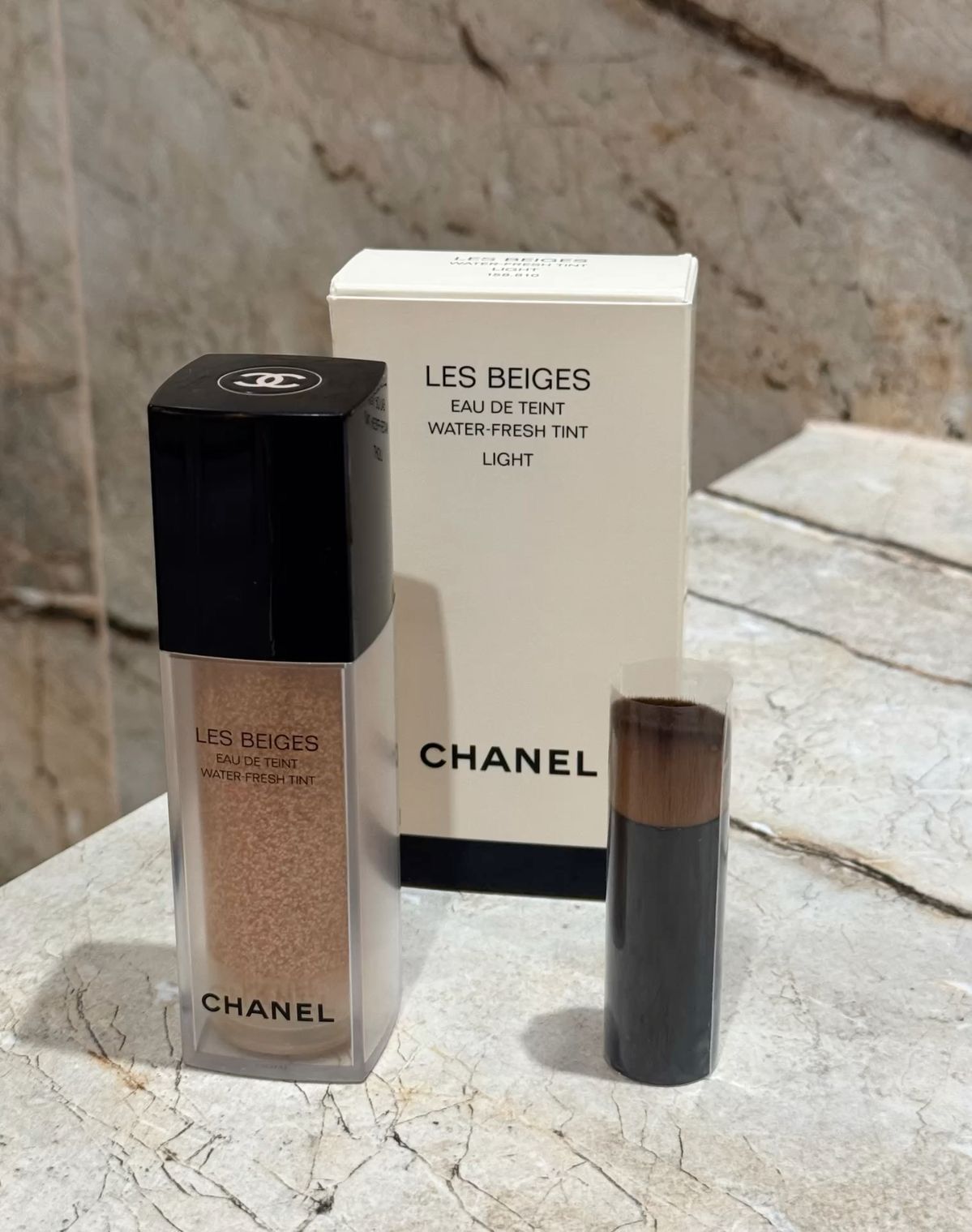 Тональный флюид-тинт для лица Chanel Les Beiges Eau De Teint, Light