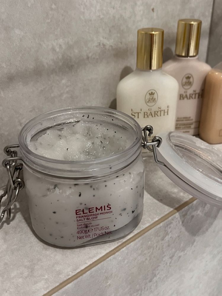 Скраб с запахом цветов франжипани Elemis
