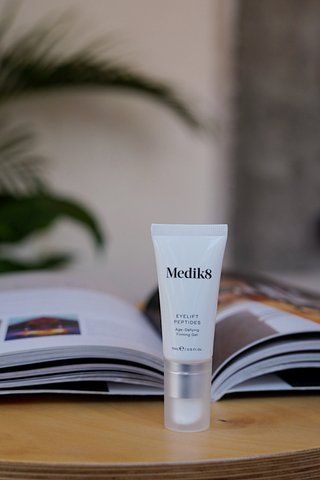 Антивозрастной укрепляющий гель вокруг глаз Eyelift Peptides Medik8, 15мл