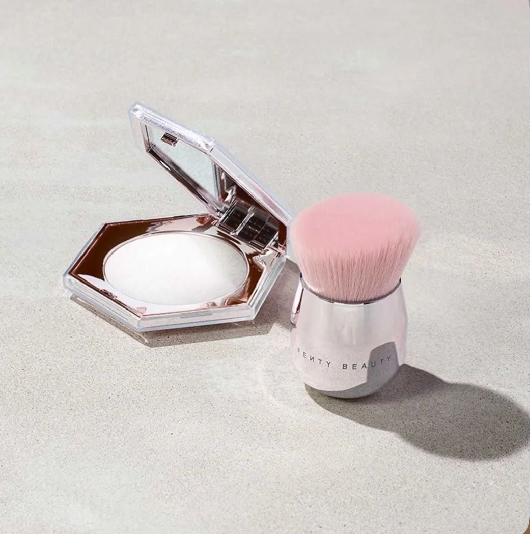 Кисточка для лица FENTY BEAUTY by Rihanna Face & Body Kabuki Brush